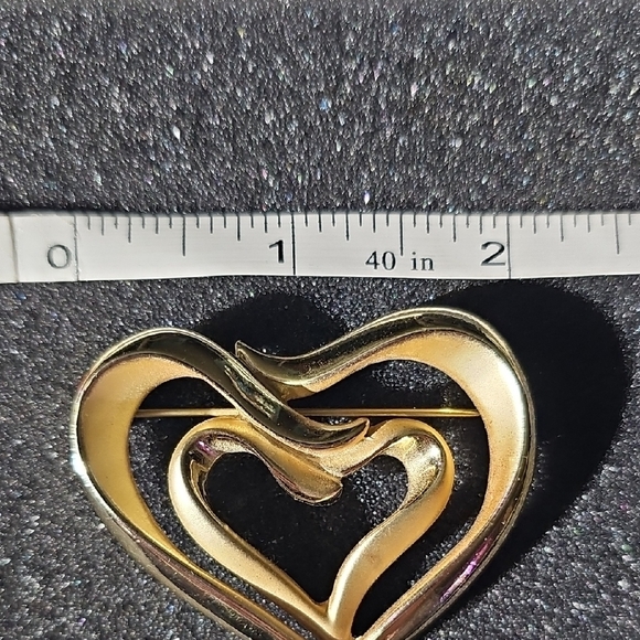 Vintage Gold Double Heart Brooch with Elegant Design - Picture 4 of 5